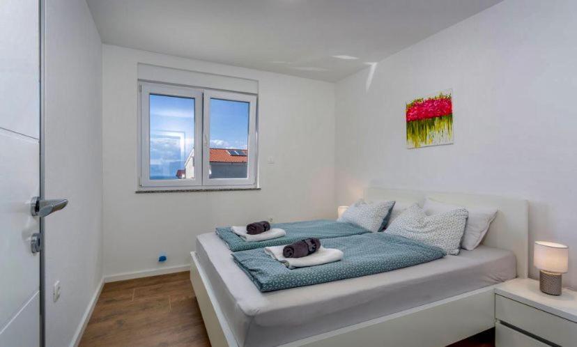 Apartmani Grgic On The Adress Branka Fucica 96 Малинска Экстерьер фото